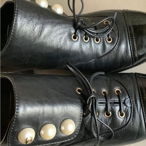 Chanel Calfskin Ankle Boots with Pearl accents Size 39 in box with 2 dust bags - Picture 3 of 9